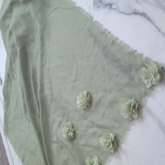 Green light weight scarf - Picture 3 of 5